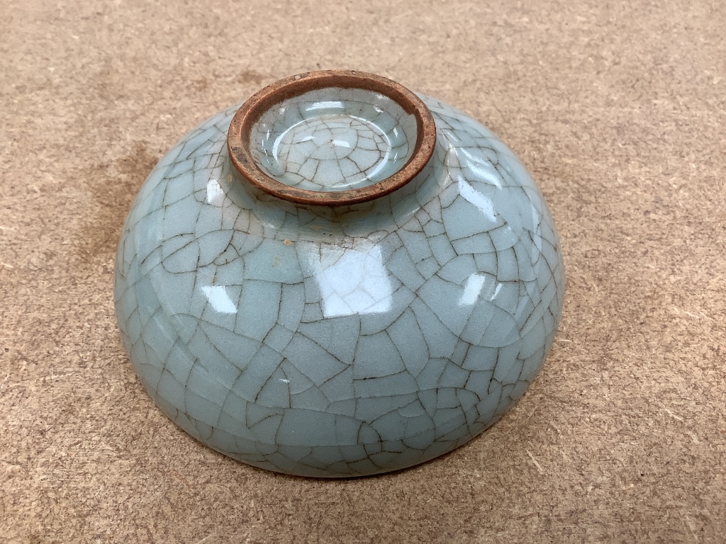 A Chinese crackle glaze bowl 9.5cm diam